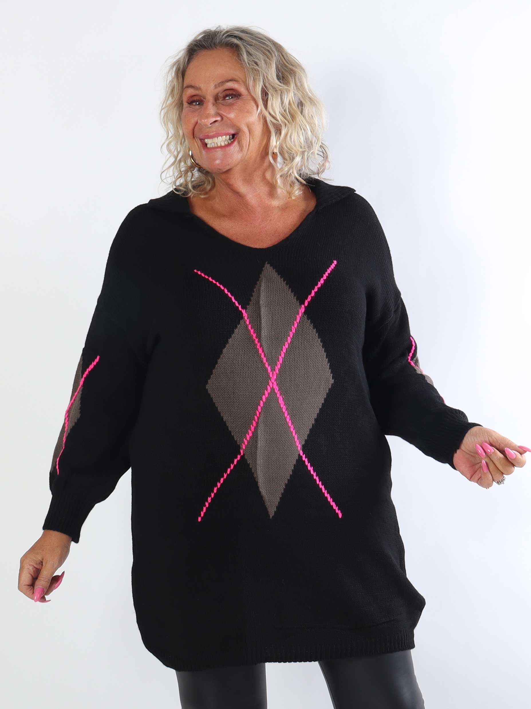 Octavia - Plus size strikkjole med klassisk krave og motiver på front og ærmer